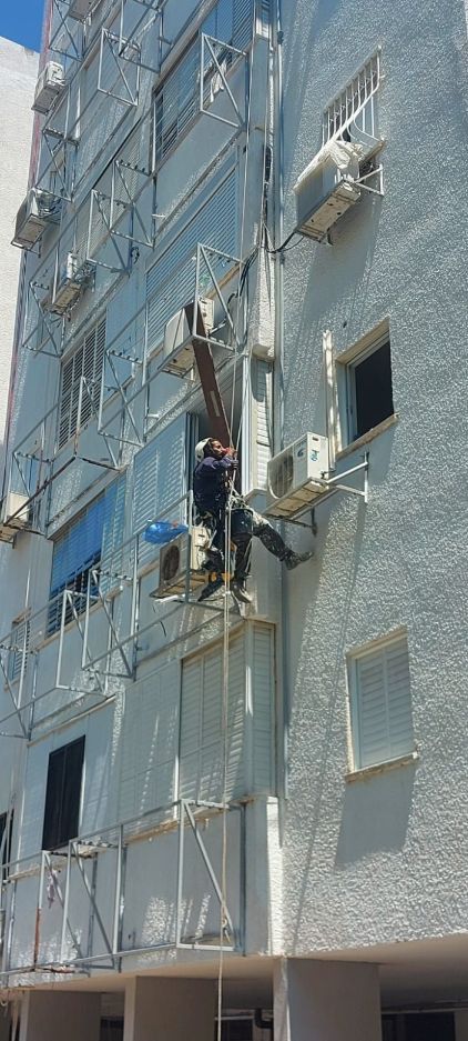 התקנת ניקוז מזגנים על חזית בניין גבוה
