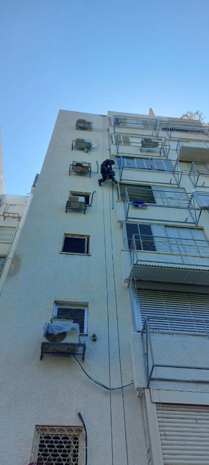 סאם על חבלים בגובה, על חזית של בניין מגורים