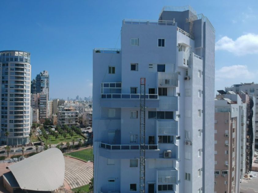 בניין מגורים גבוה אחרי צביעה ושיקום החזית